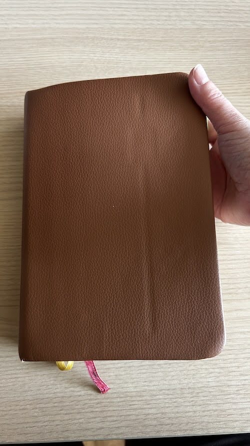 가죽 스티커로 오래된 성경책 리폼하기